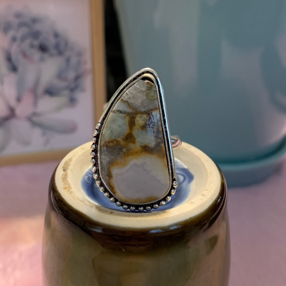 Stunning sterling silver gemstone ring. Size 9